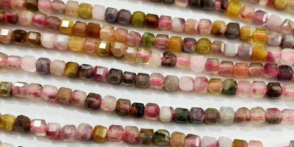 STR03C Turmalina Cubo facetada 3x3mm Colores